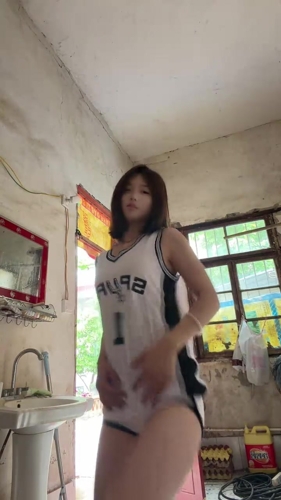 😘要的就是马刺队服？女球迷上身文班球衣的热舞~